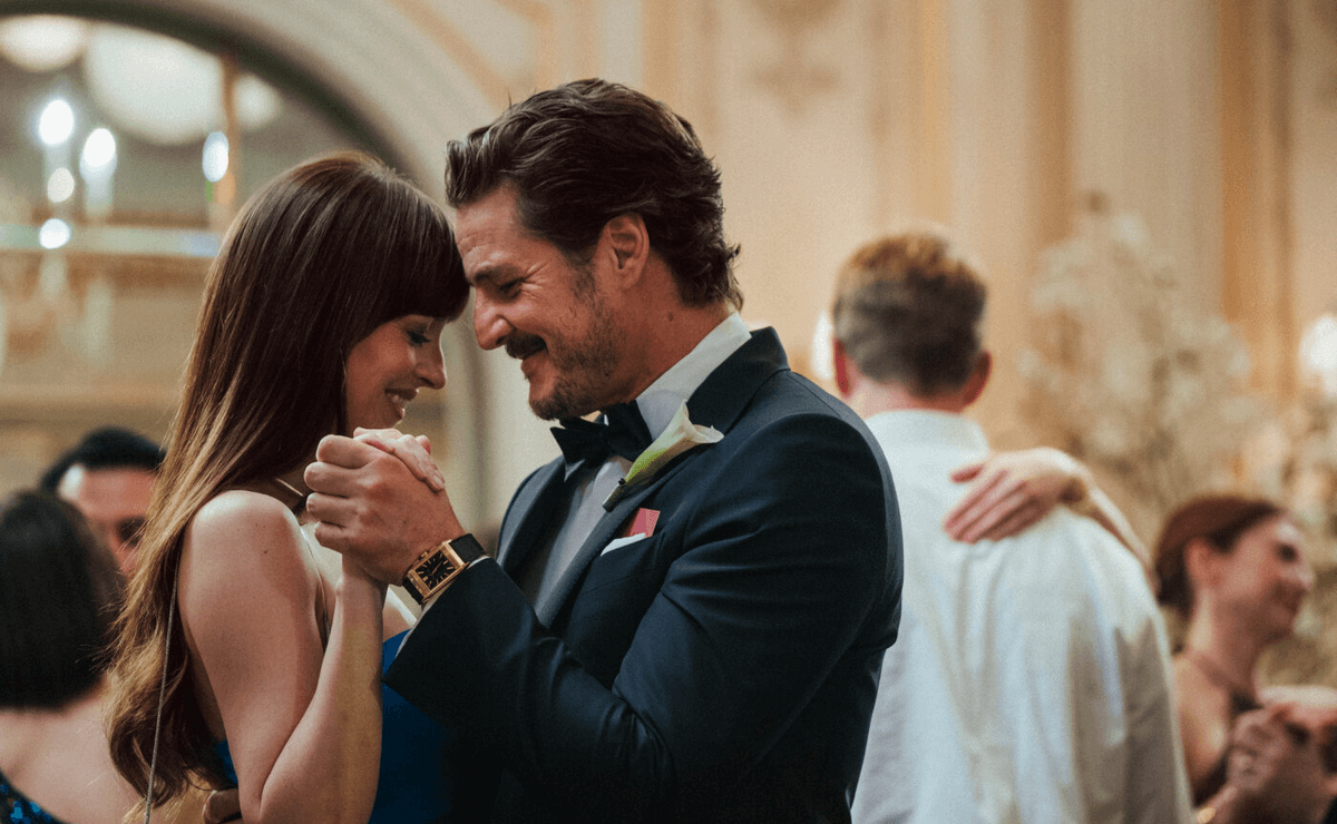 Dakota Johnson e Pedro Pascal dançam em cena de Amores Materialistas.