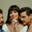 Dakota Johnson entre Chris Evans e Pedro Pascal em Amores Materialistas.